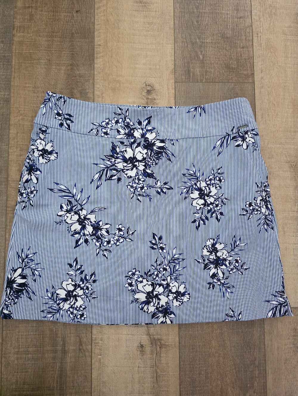 S C & CO - SWING CONTROL - Blue Floral Stripe Women’s golf Skort - Size 14